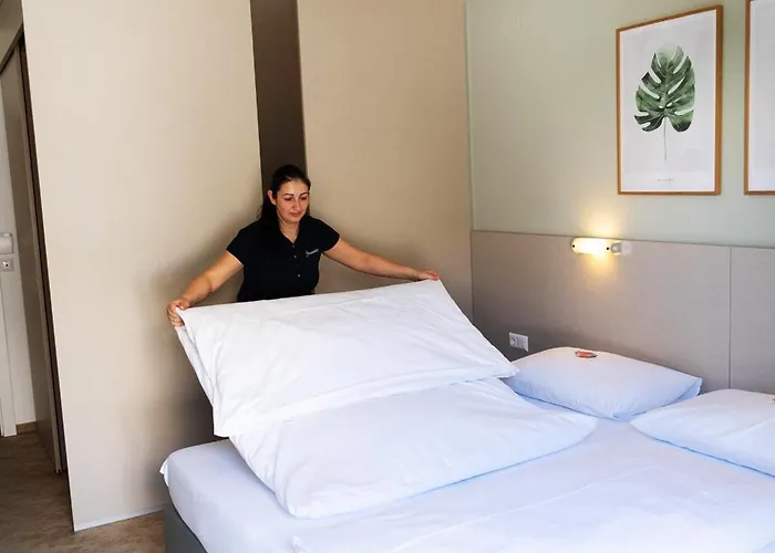 Motel22 I Parking Inclusive I 33 C Or - Breakfast Is On Us! 2*