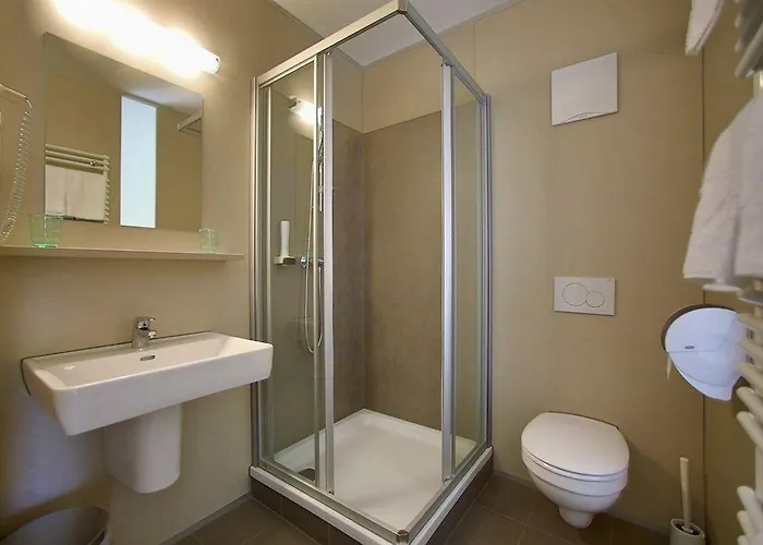 Motel22 I Parking Inclusive I 33 C Or - Breakfast Is On Us! 2*